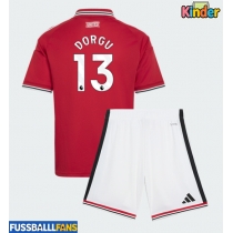 Manchester United Patrick Dorgu #13 Heimtrikotsatz Kinder 2026-27 Kurzarm (+ Kurze Hosen)